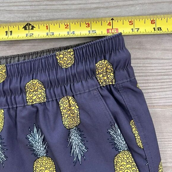 Hurley Shorts Size M Boardshorts With inner lining Pineapple Design Purple - Picture 2 of 9